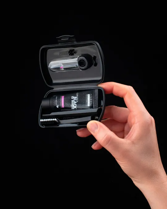 Travel set, Black is white